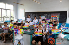 手绘墙画传递优秀民俗 小乡镇上来了一群大学生