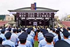 <b>万人挥泪送英雄</b>