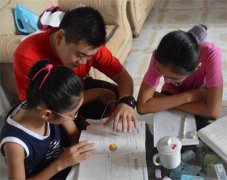 农村里走出大学生 留守儿童学习需要帮助和监督