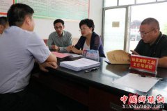 <b>湖南:涟源市委书记谢学龙深入乡镇督查“有事请找我”责任担当机制落实情况</b>