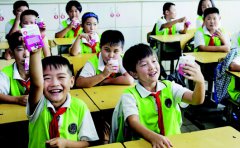 山东：胶州47所农村中小学3万名学生每天免费一盒奶