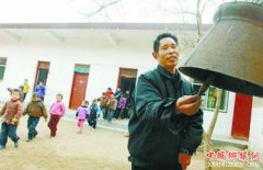 <b>河南：南阳市乡镇教师为修校舍累偏瘫 妻子坚持16年背他去教书</b>