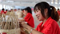 山西：广灵县精准扶贫出新招 妇女巧手编织脱贫致富路