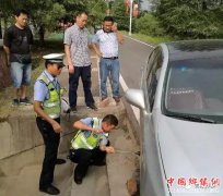 <b>江西：萍乡一乡镇书记路边搬砖救车 安源处处“活雷锋”</b>