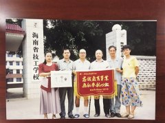 <b>海南：文昌市南阳乡水昌村老人将毕生所学用于教书育人，为农村孩子铺就成才</b>