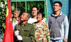 <b>河北：农民坚持17年在自家院内升国旗 表达爱国情</b>