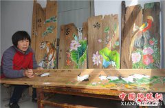 <b>山东省：淄博市淄川区乡村女画家让旧门板变身艺术品</b>