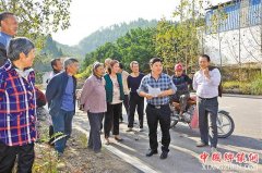 <b>重庆：开州区长沙镇齐圣村党委书记 十九大代表熊尚兵入户宣讲精准脱贫</b>