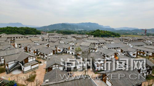 昨日,合江县尧坝镇64户建档立卡贫困户搬进新家。 记者 牟科 摄4.jpg