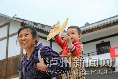 昨日,合江县尧坝镇64户建档立卡贫困户搬进新家。 记者 牟科 摄2.jpg
