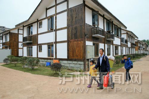 昨日,合江县尧坝镇64户建档立卡贫困户搬进新家。 记者 牟科 摄3.jpg