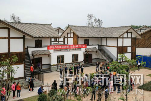 昨日,合江县尧坝镇64户建档立卡贫困户搬进新家。 记者 牟科 摄