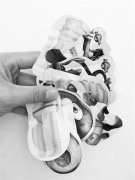 <b>小心校门口三无玩具“臭屁弹”：能将纸巾炸破洞</b>