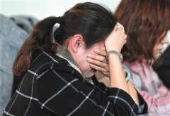 <b>12岁女童坠亡亲属诉开发商 天台惹的祸？</b>