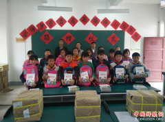 <b>安徽：烟草局职工捐资助学   贫困生用上安全书包</b>