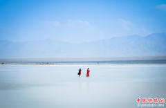 <b>一个工业盐湖何以成为热门景区？——青海茶卡盐湖旅游井喷式发展的背后</b>