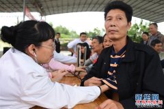 <b>广西钦州：义诊进山村 为民送健康</b>