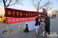 <b>医疗工作者为市民宣讲艾滋病相关知识</b>