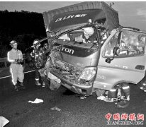 <b>22岁小伙开车玩手机酿车祸 同车母亲大喊慢成遗言</b>