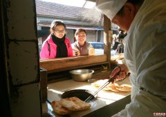 <b>山东郯城：非遗食品“马头朝牌”好吃好卖“名声在外”</b>