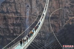 <b>河北平山：全长488米悬跨式玻璃桥正式开放</b>