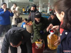 <b>四川泸州：江阳区工商联携温州商会到石寨镇献爱心</b>
