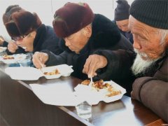 <b>山东郯城：党员守纪律  参选“吃盒饭”</b>