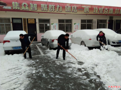 <b>陕西华州区杏林镇：瑞雪普降好年景 干部义务扫雪忙</b>