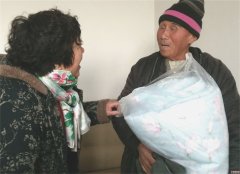 <b>山东郯城：500名特困户领取棉被“温暖过冬”</b>