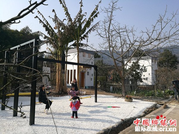图片默认标题_fororder_群众休闲地荡着秋千（摄影-韩章尧）
