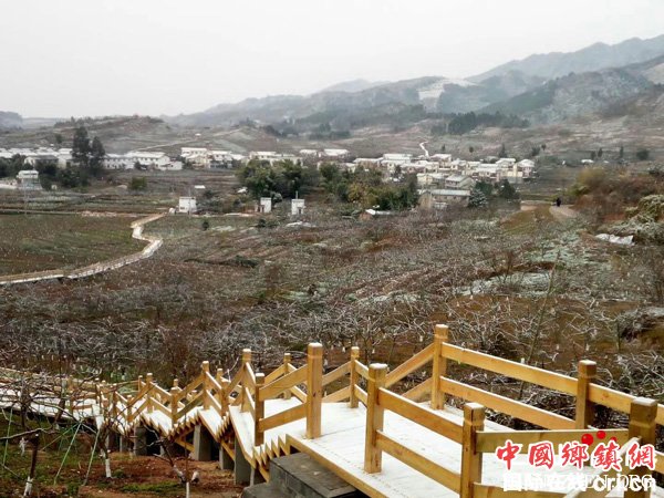 图片默认标题_fororder_雪中的木制栈道和川西民居（摄影-韩章尧）