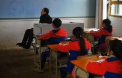 <b>重庆乡村轮椅教师坚守讲台：村里娃需要有人去点亮未来</b>