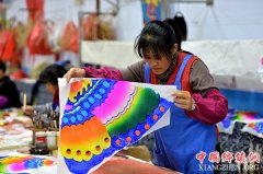 <b>山东潍坊：扎风筝 做年画 迎新春</b>