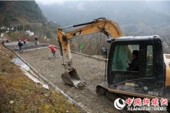 <b>重庆武隆：水泥路修到家门口 村民致富有盼头</b>