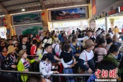 <b>海南三亚天清气爽 各大景区迎客忙</b>