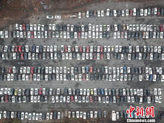 古城外停车场停满了汽车。　麻正规 摄