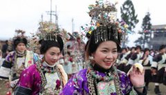 <b>贵州侗女华丽服饰“吃相思”</b>