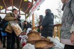 <b>四川叙永：贫困村土特产成年货节“抢手货”</b>