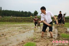 <b>乡镇干部要以“泥腿干部”为荣</b>