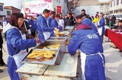 <b>一年挣辆车 河南一乡镇靠炸油条发家致富</b>