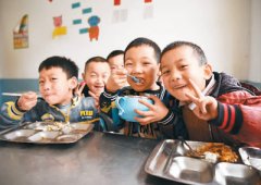 <b>农村娃免费吃午餐</b>