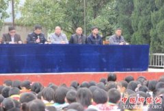 <b>白沙镇开展“扫黑除恶法治进校园”巡讲活动</b>