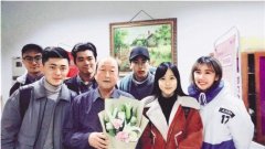 <b>杭州一高校图书馆“支柱”退休 同学们不舍</b>