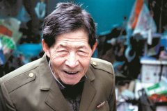 <b>86岁老人背弯如弓　深夜拾荒资助寒门大学生</b>