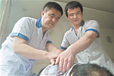 屈双宁毫无保留地把按摩技术传授给徒弟。