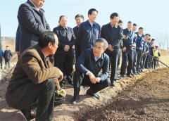 <b>坚决打好打赢精准脱贫攻坚战</b>