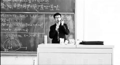 <b>大学老师课间唱《吻别》走红 唱歌后学生上课更认真</b>