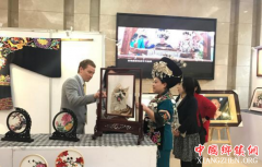 <b>重庆妇联倡女性“手工创业” 助贫困妇女巧手脱贫</b>