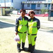 <b>孕妇突然分娩环卫大姐和路人搭临时产房接生</b>