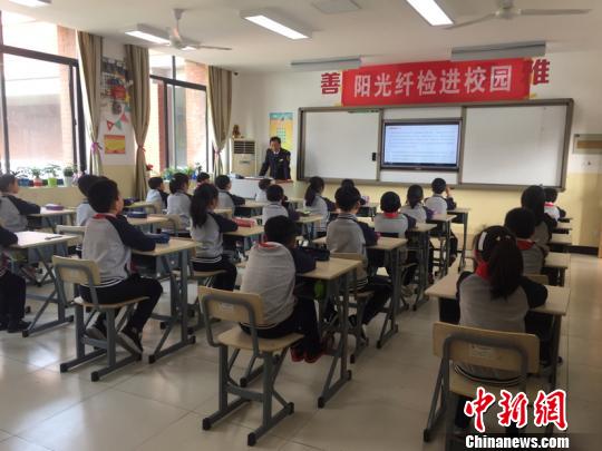 稽查执法人员走进学校课堂，讲解辨识“黑心棉”等实用知识。(吴兰／摄)